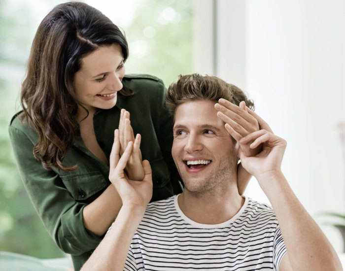 Ein junges Paar glücklich über die Brillenfreiheit nach einer Augenlaserbehandlung